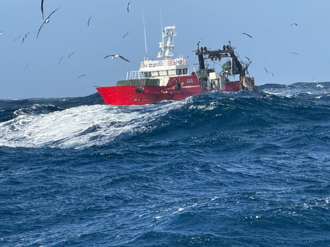 Buque pesquero José Luciano durante faena, vista de operaciones de pesca